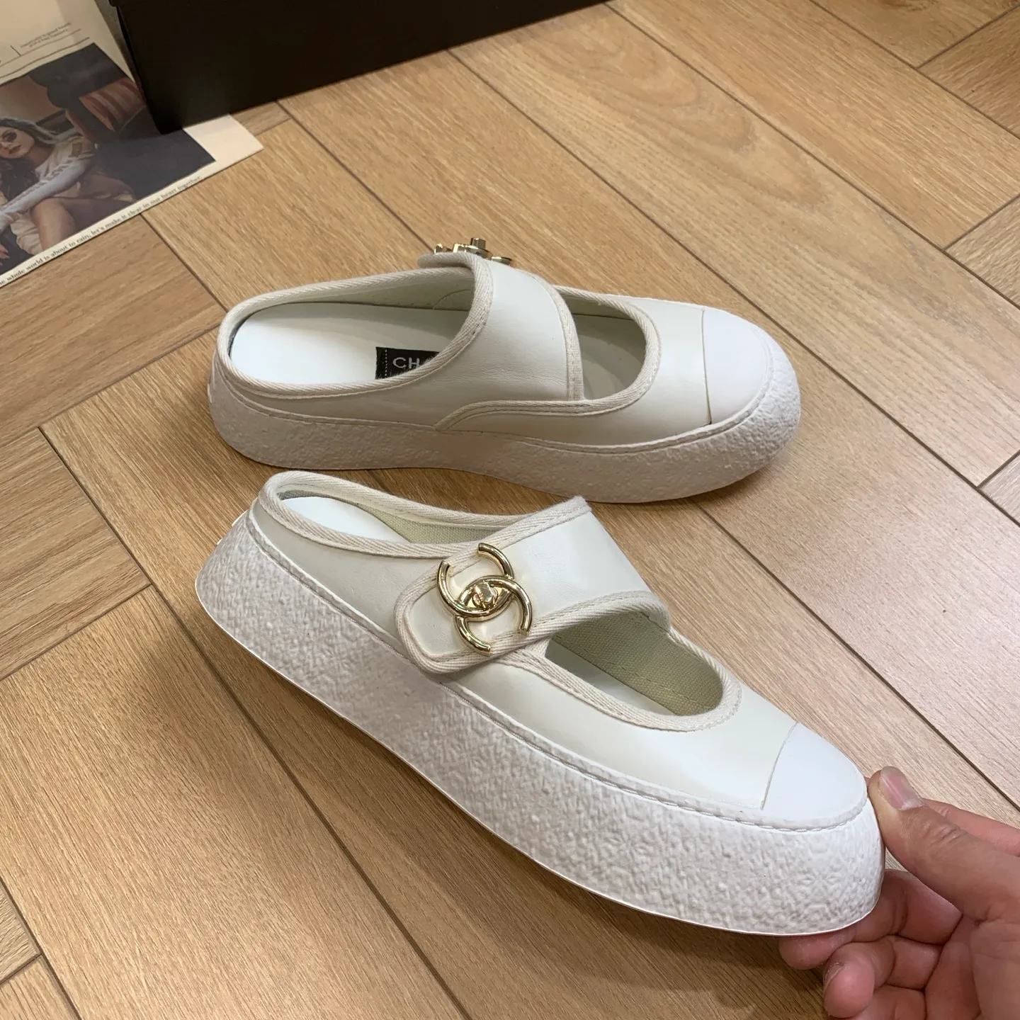 👟👟Ex-factory price 540👟👟 🍀Chanel Chanel 24P Xiaoxiang's latest hot style big-toe shoes, doll shoes, casual sports shoes, white shoes, loafers Xiaoxiang's big-toe shoes this season are cool and cute. The toe and lace surface are eye-catching. The sense of elegance in casual is overwhelming. The classic design with metal round buckle is particularly eye-catching. The flat design is extremely comfortable. Daily matching, a must-have tool for looking cool when going out on the street. Fabric: original lambskin. Lining: original cloth. Foot pads: sheepskin. Sole: original molded non-slip TPU outsole. Bottom thickness: 3.5CM. Size: 35-41 (40 41 customized) 👉